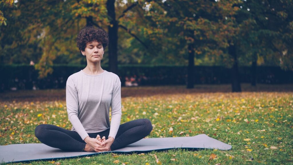 Mulher Meditando Em Um Parque Em Um Dia De Outono Jh81G7hbIvM