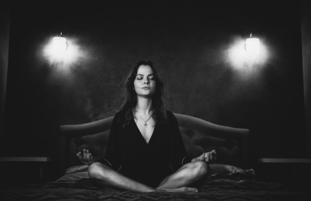 Mulher Meditando De Pernas Cruzadas Em Uma Cama gcUajYE_mpA