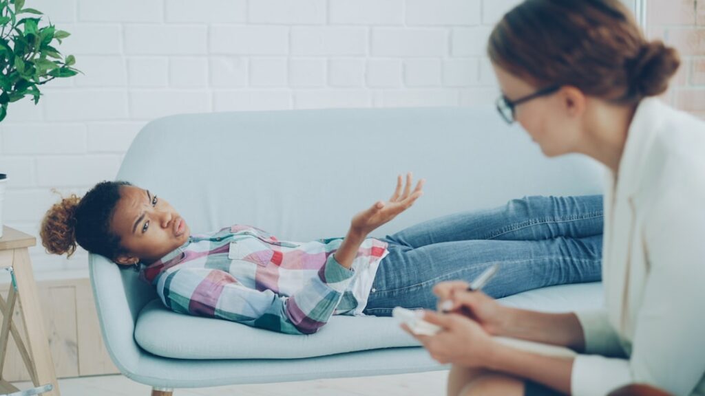 Terapeuta Ouve Jovem No Sofa HZwcaAeLs54