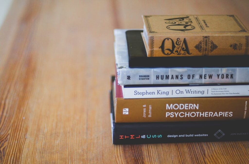 Livros De Leitura Variados Sobre a Mesa OMXPrCAhxrE