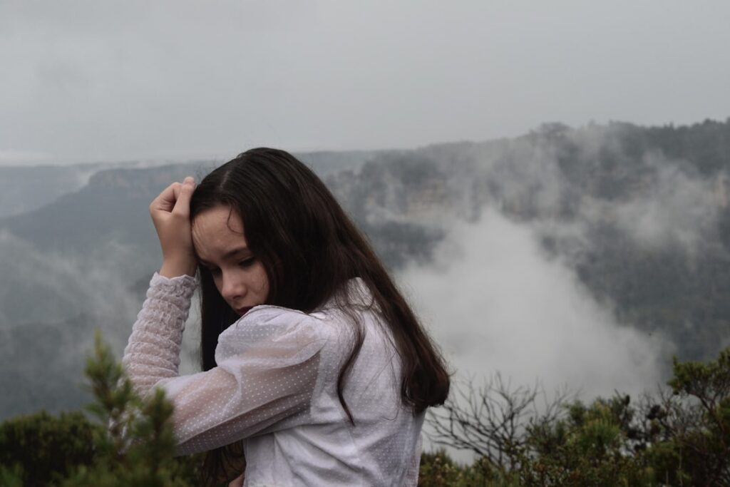 Mulher No Sueter Branco Cobrindo O Rosto Com as Maos BlGFrdgpBqw
